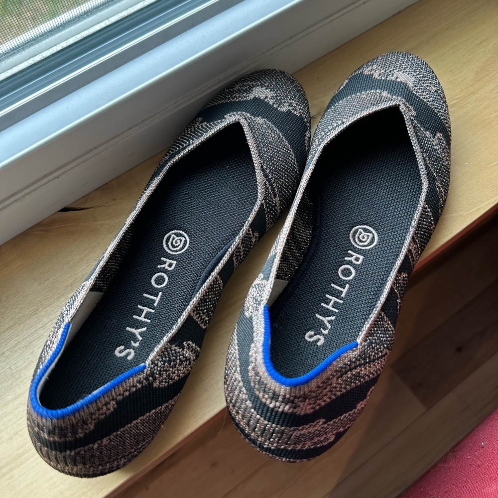 Rothys flat size 8.5. Black with gold shimmer. Like new condition.